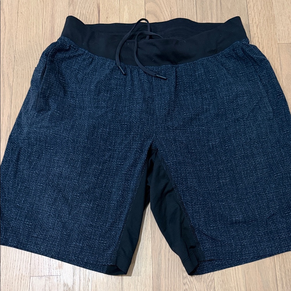 Lululemon Men's Large Black and Blue Shorts